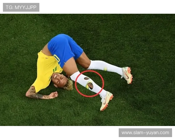 足球赛观众意外被球星踢中瞬间场面紧张引发全场关注 足球赛观众意外被球星踢中瞬间场面紧张引发全场关注